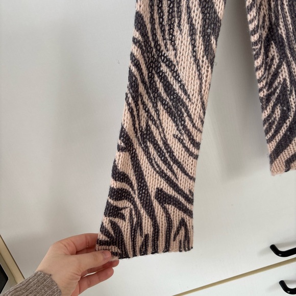 Skull Cashmere Beige Charcoal Knit Sweater Light Quiet Luxury Animal print Small - Picture 4 of 13